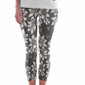 My lala flowerful pocketed capri leggings Extra CURVY